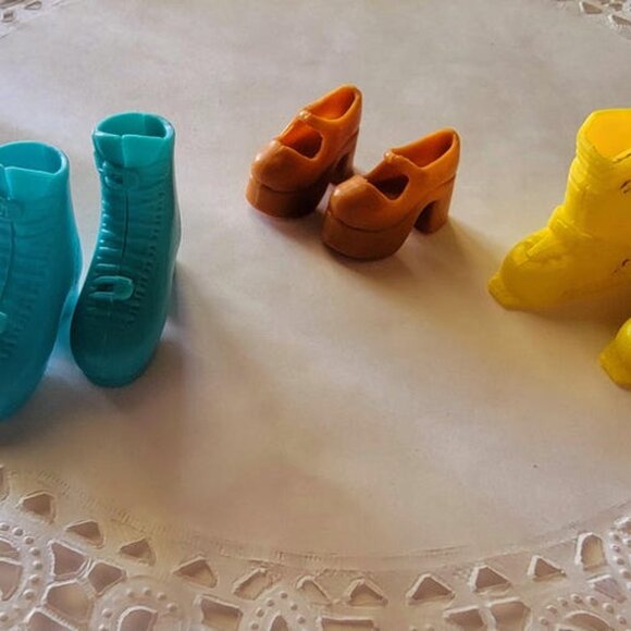 Vintage 14 Pairs Barbie/Doll Shoes, Purse, Sunglasses; Ski Boots, Ice Skates - Picture 8 of 10